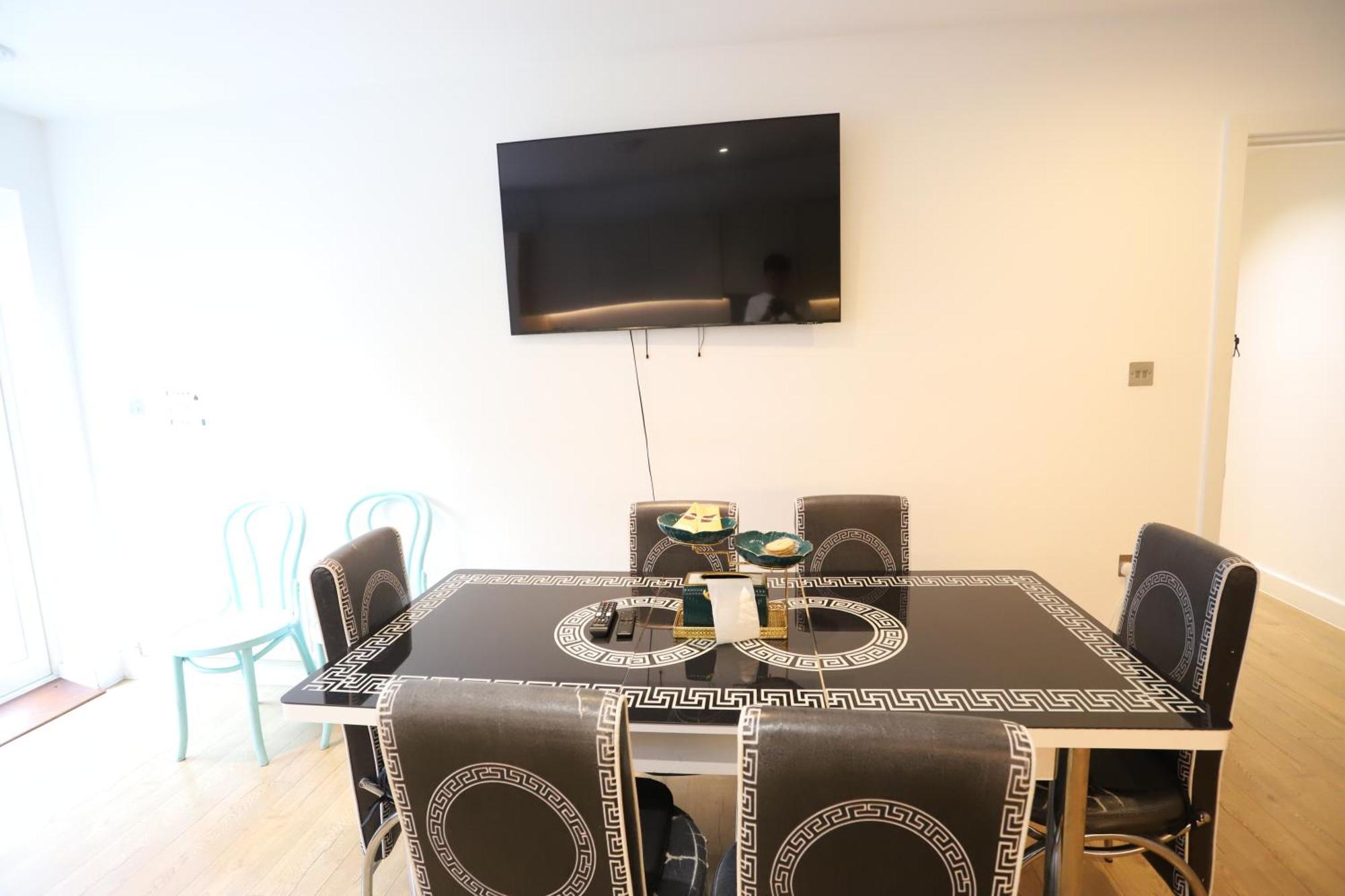 Spacious 3-Story Retreat With Rooftop Terrace And Modern Amenities London Exterior photo