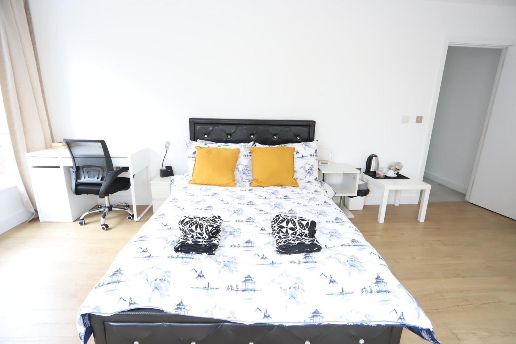 Spacious 3-Story Retreat With Rooftop Terrace And Modern Amenities London Exterior photo