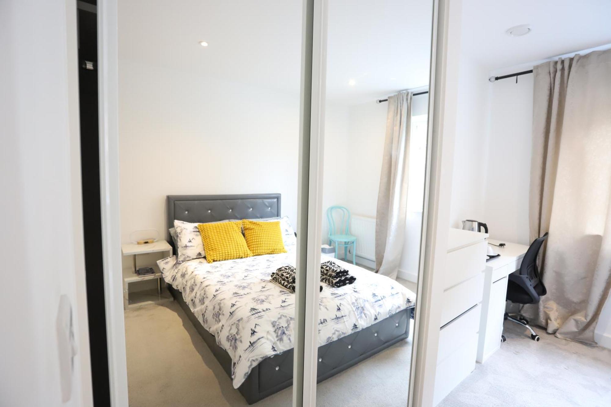 Spacious 3-Story Retreat With Rooftop Terrace And Modern Amenities London Exterior photo