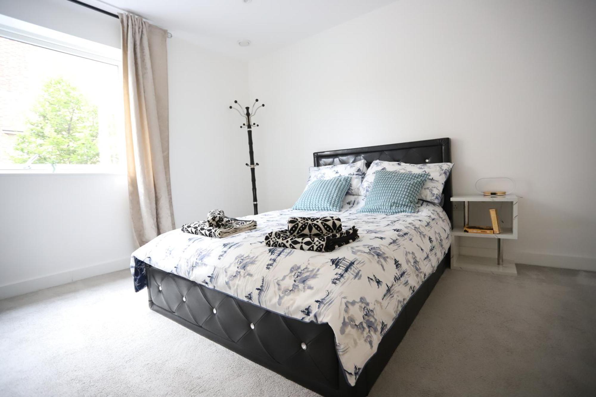 Spacious 3-Story Retreat With Rooftop Terrace And Modern Amenities London Exterior photo