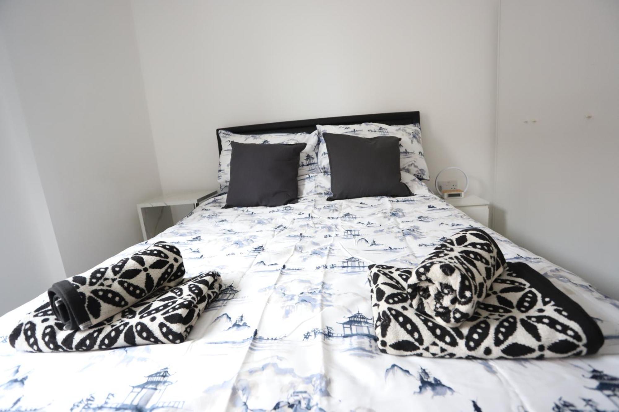 Spacious 3-Story Retreat With Rooftop Terrace And Modern Amenities London Exterior photo